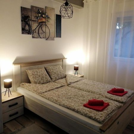 סומבור Apartman Petres מראה חיצוני תמונה