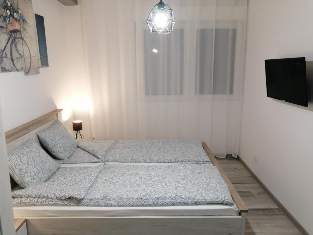 סומבור Apartman Petres מראה חיצוני תמונה